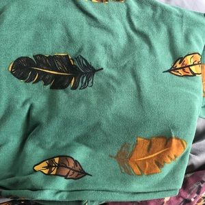 Tc leaves lularoe leggings.